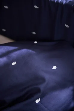 Baby sengetøj - Midnight og broderet Christian hval
