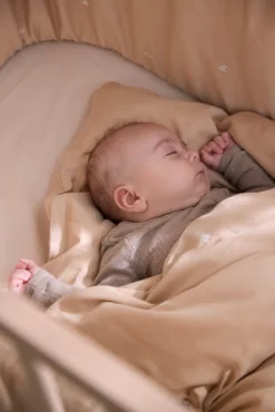 Baby sengetøj - Warm grey med broderet Christian hval