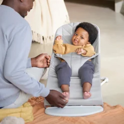 Babysitter Bliss Vävd Bladmönstrad Quilt - Ljusgrå