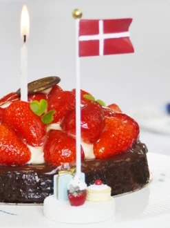 Bordflag, kager og pakke