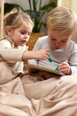 Junior sengetøj - Warm grey med broderet Christian hval