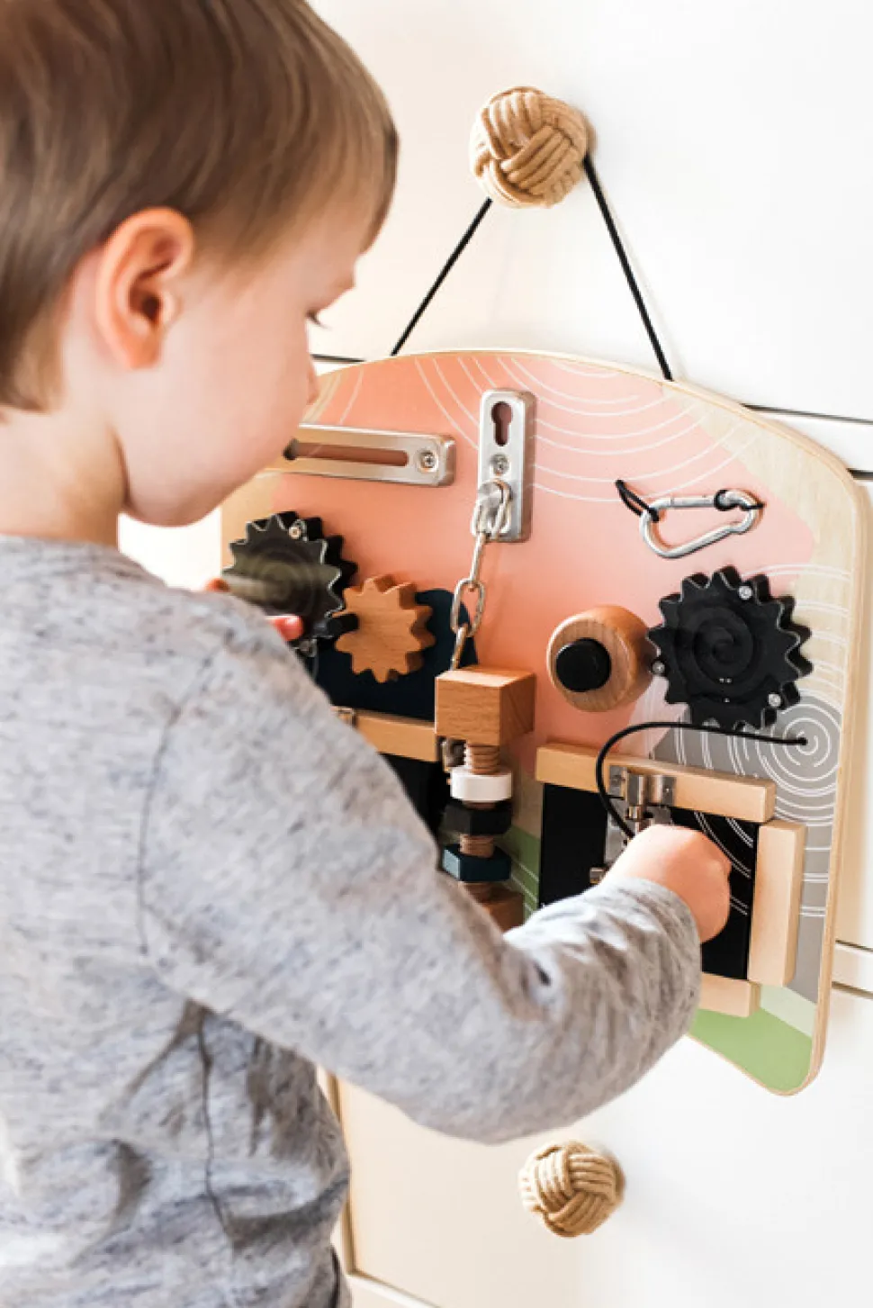 Motorik og aktivitetsbræt med låse og rotation