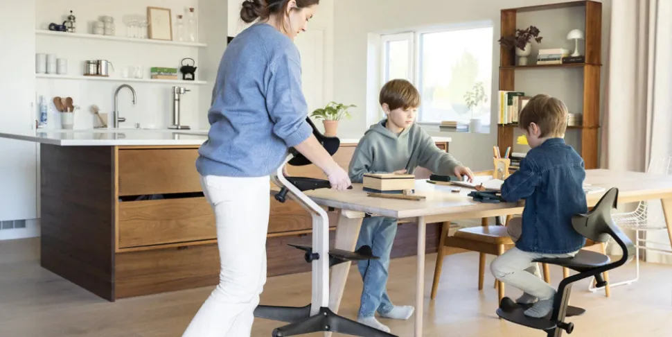 Nomi højstol - valnød sort