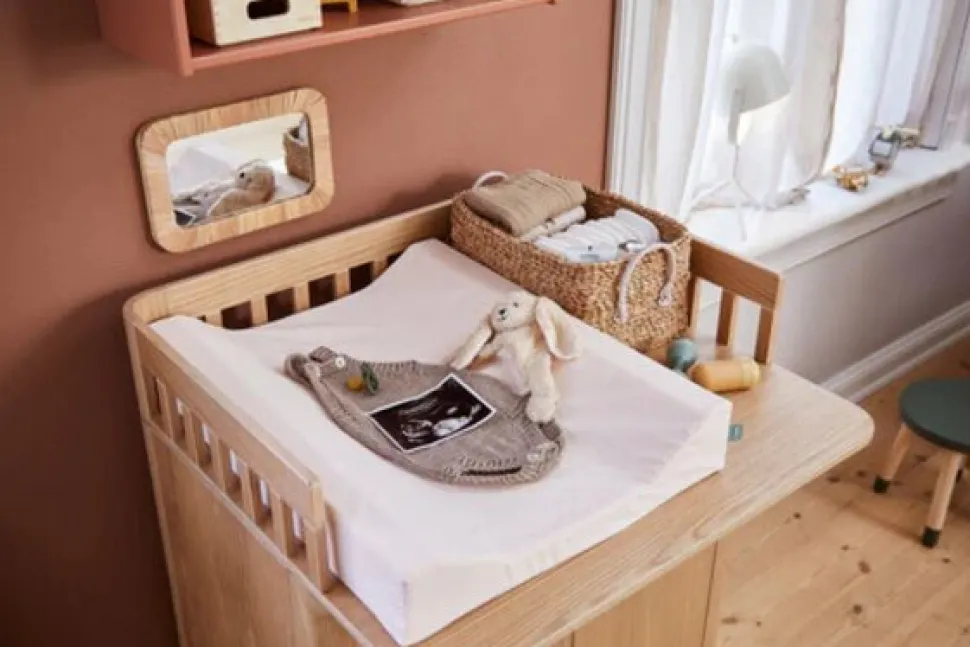 Nova tremmeseng med puslebord - eg