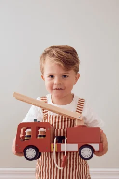 Rød Brandbil i træ med 3 brandmænd