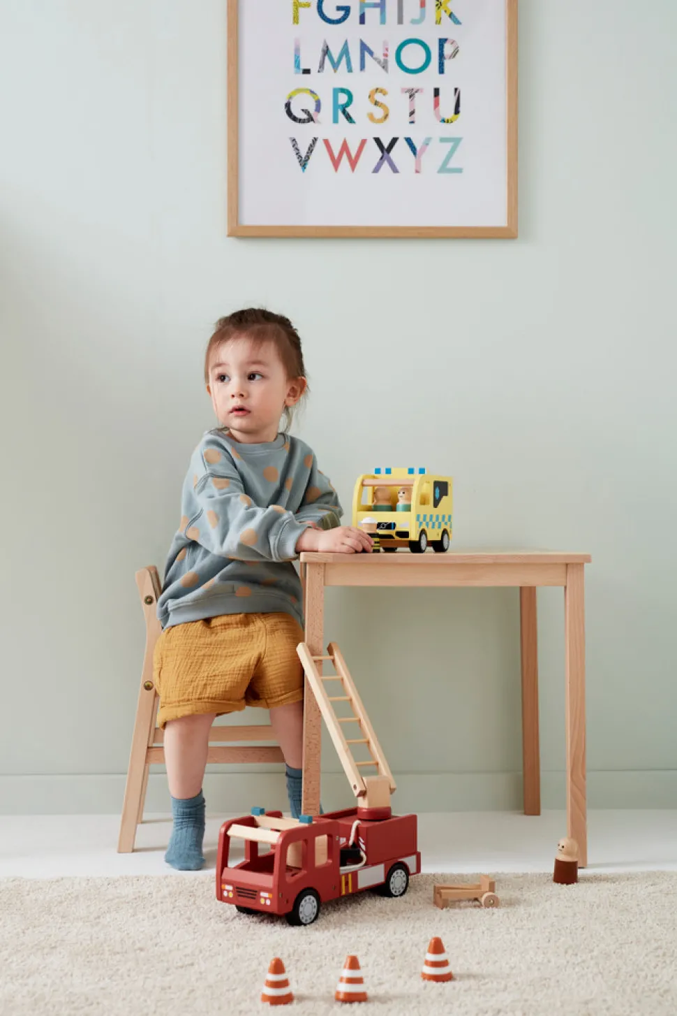 Rød Brandbil i træ med 3 brandmænd