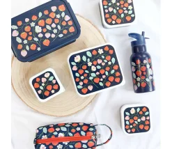 Stainless steel drink bottle: Strawberries